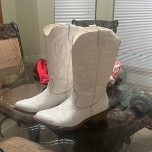 White cow girl boots size 7 1/2